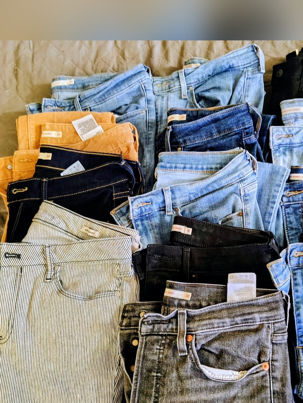 Mixed lot of 13 Levi's Jeans - Light Blue, Dark Blue, Black, Gray, Tan
